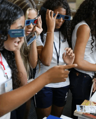 Estudantes em exposição cultural