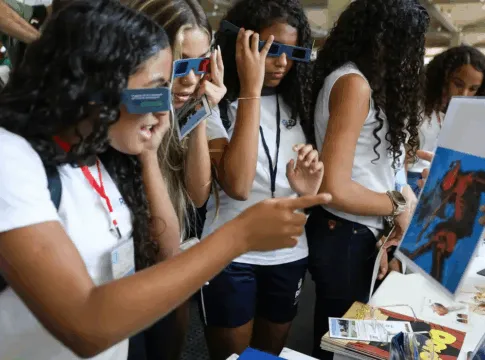 Estudantes em exposição cultural