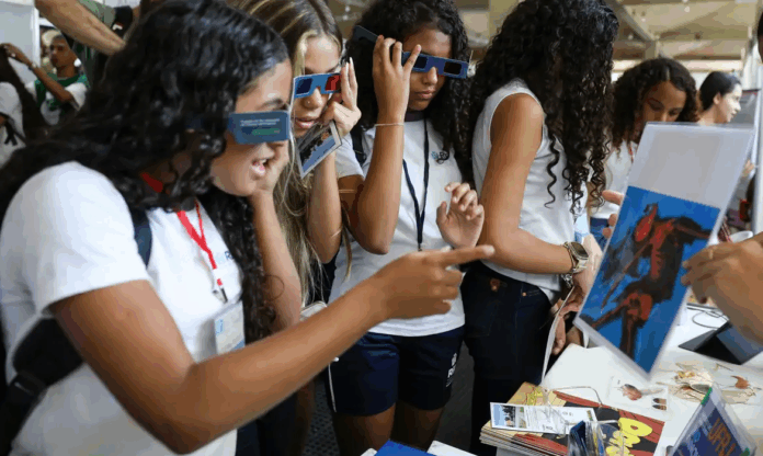Estudantes em exposição cultural