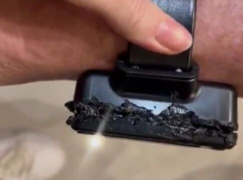 Imagem mostra a tornozeleira eletrônica, de cor preta, usada pelo ex-presidente Jair Bolsonaro. O equipamento está com marcas de queimadura.