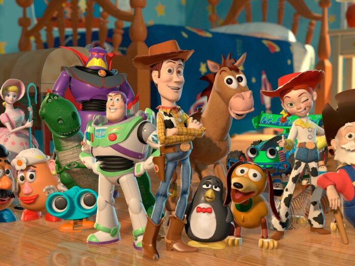 Na imagem é possível ver os personagens da animação Toy Story. No centro da imagem está um cowboy com um cavalo, um astronauta, um pinguim e um cachorro.