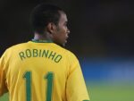 Em imagem Robinho aparece de costas com a camiseta da seleção brasileira