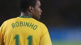 Em imagem Robinho aparece de costas com a camiseta da seleção brasileira