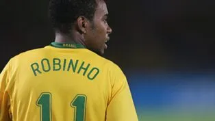 Em imagem Robinho aparece de costas com a camiseta da seleção brasileira