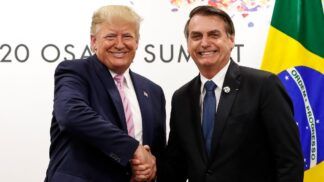 Imagem mostra Donald Trump e Bolsonaro dando as mãos