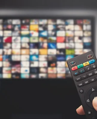 Controle de TV na frente de um aparelho de televisão