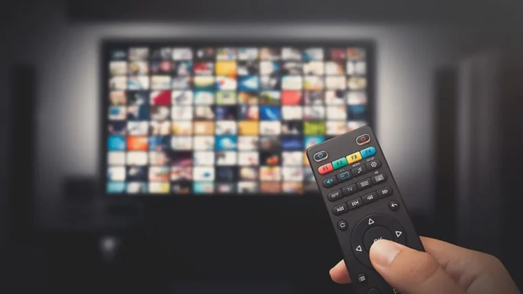 Controle de TV na frente de um aparelho de televisão