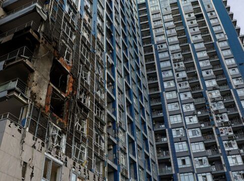 EUA e Rússia realizam negociações de paz em Abu Dhabi enquanto mísseis atingem a Ucrânia