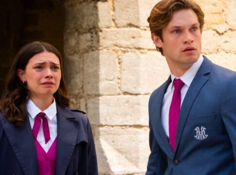 Na foto há uma mulher que está chorando e um homem ao seu lado que parece bravo.