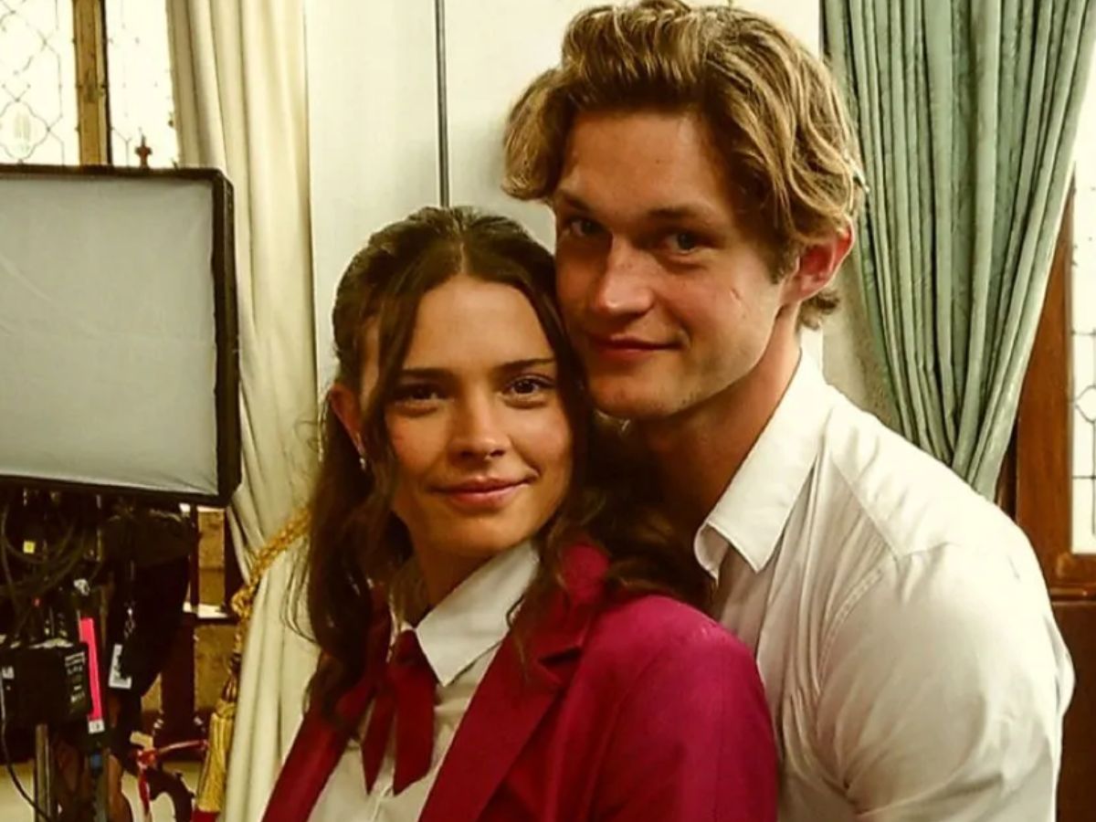 Na foto há um homem e uma mulher, eles estão com o rosto encostado um no outro.