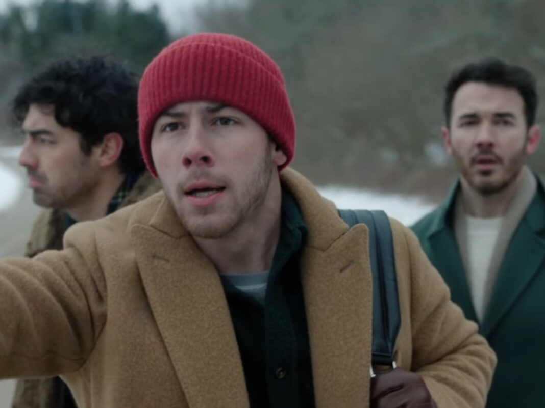 A imagem mostra os irmãos Jonas, Joe, Nick e Kevin, no filme de Natal do Disney +