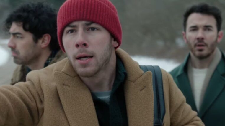A imagem mostra os irmãos Jonas, Joe, Nick e Kevin, no filme de Natal do Disney +