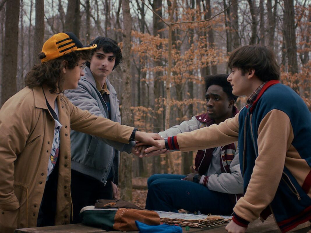 Em imagem, grupo de amigos da trama central concordam com plano para capturar o Vecna.