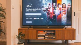 Imagem mostra um TV ligada no Disney Plus