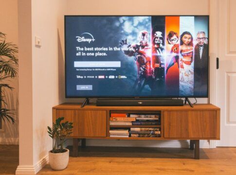 Imagem mostra um TV ligada no Disney Plus