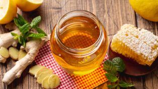 Em imagem ilustrativa, uma mesa leva vinagre de maça, gengibre e mel