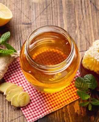 Em imagem ilustrativa, uma mesa leva vinagre de maça, gengibre e mel