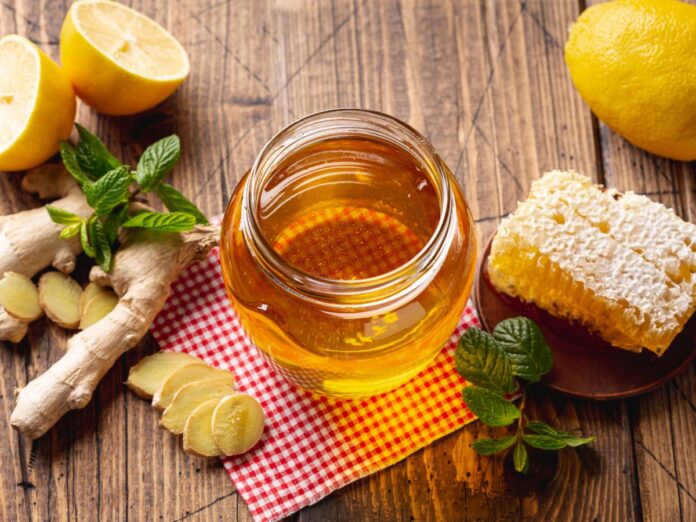 Em imagem ilustrativa, uma mesa leva vinagre de maça, gengibre e mel