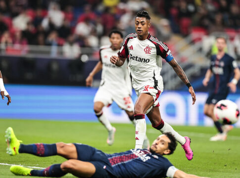 “Flamengo sai de cabeça erguida”, diz Bruno Henrique sobre derrota contra o PSG