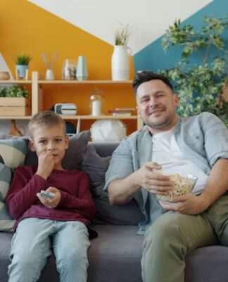 Pai e filho assistindo filme