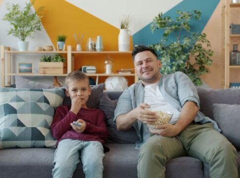 Pai e filho assistindo filme