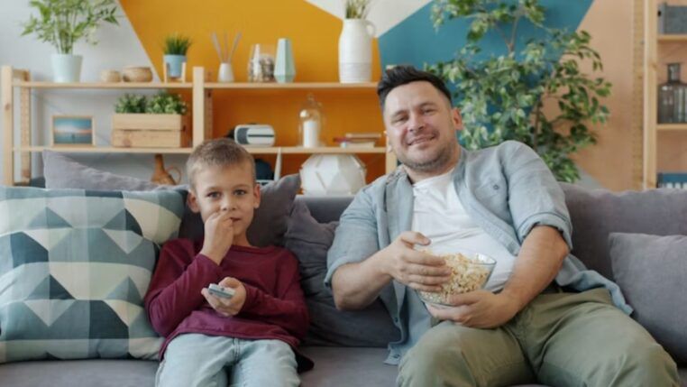Pai e filho assistindo filme