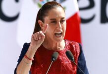 A imagem é um close-up que captura a política mexicana Claudia Sheinbaum no meio de um discurso, com uma expressão intensa e um gesto de oratória. (Foto: REUTERS/Raquel Cunha)