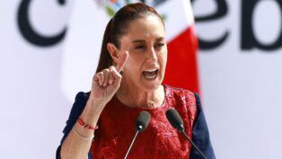 A imagem é um close-up que captura a política mexicana Claudia Sheinbaum no meio de um discurso, com uma expressão intensa e um gesto de oratória. (Foto: REUTERS/Raquel Cunha)