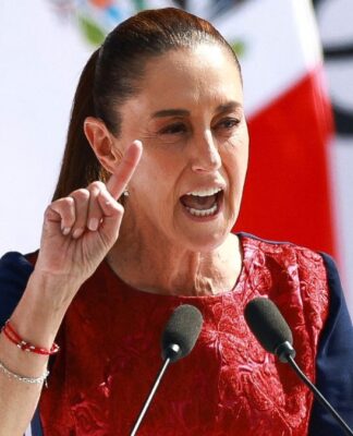 A imagem é um close-up que captura a política mexicana Claudia Sheinbaum no meio de um discurso, com uma expressão intensa e um gesto de oratória. (Foto: REUTERS/Raquel Cunha)