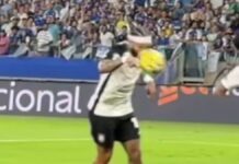 Tela do vídeo que mostra o momento em que, supostamente, a bola bate na mão de Memphis