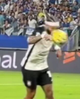 Tela do vídeo que mostra o momento em que, supostamente, a bola bate na mão de Memphis