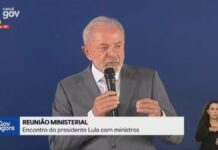 Lula gesticula enquanto fala ao microfone durante a reunião ministerial