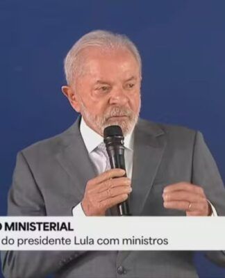 Lula gesticula enquanto fala ao microfone durante a reunião ministerial