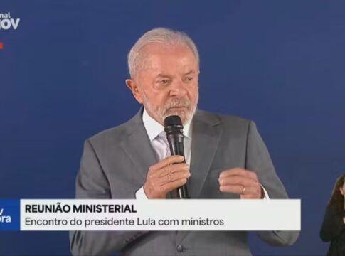 Lula gesticula enquanto fala ao microfone durante a reunião ministerial