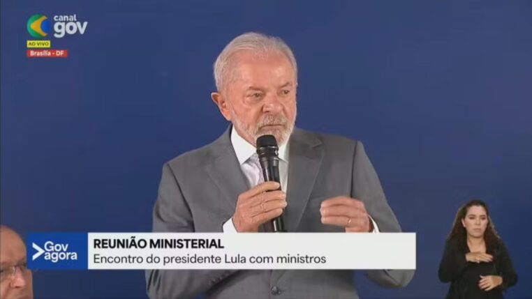 Lula gesticula enquanto fala ao microfone durante a reunião ministerial