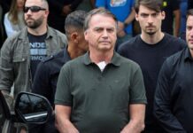 Jair Bolsonaro acompanhado dos filhos Jair Renan e Flávio