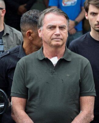 Jair Bolsonaro acompanhado dos filhos Jair Renan e Flávio