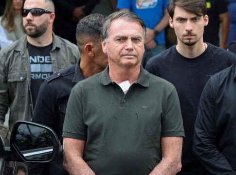 Jair Bolsonaro acompanhado dos filhos Jair Renan e Flávio
