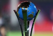 Parte de cima Taça da Copa Challenger, mostrando uma representação em azul e ouro do planeta Terra sendo apoiada por quatro barras verticais de ouro