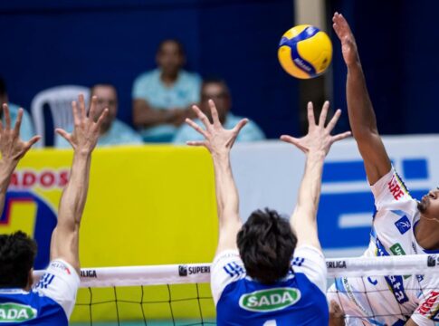 Jogo de Vôlei de Quadra