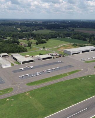 Avião de pequeno porte cai durante pouso nos EUA