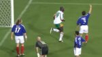 Jogador de Senegal comemora gol cercado de jogadores franceses