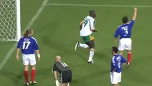 Jogador de Senegal comemora gol cercado de jogadores franceses
