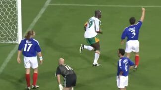 Jogador de Senegal comemora gol cercado de jogadores franceses
