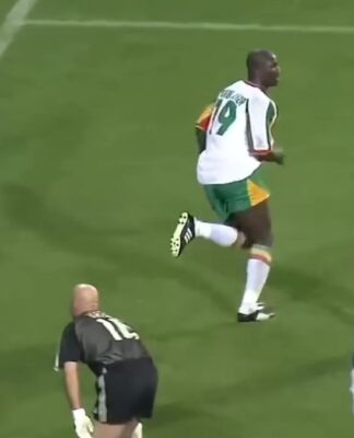 Jogador de Senegal comemora gol cercado de jogadores franceses