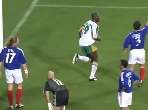 Jogador de Senegal comemora gol cercado de jogadores franceses
