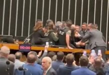 Deputados e polícia legislativa entram em confusão na mesa diretora da Câmara