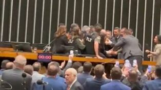 Deputados e polícia legislativa entram em confusão na mesa diretora da Câmara