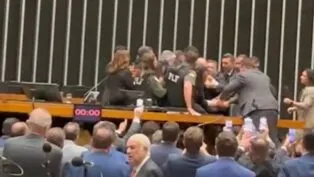 Deputados e polícia legislativa entram em confusão na mesa diretora da Câmara