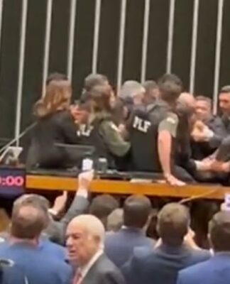 Deputados e polícia legislativa entram em confusão na mesa diretora da Câmara